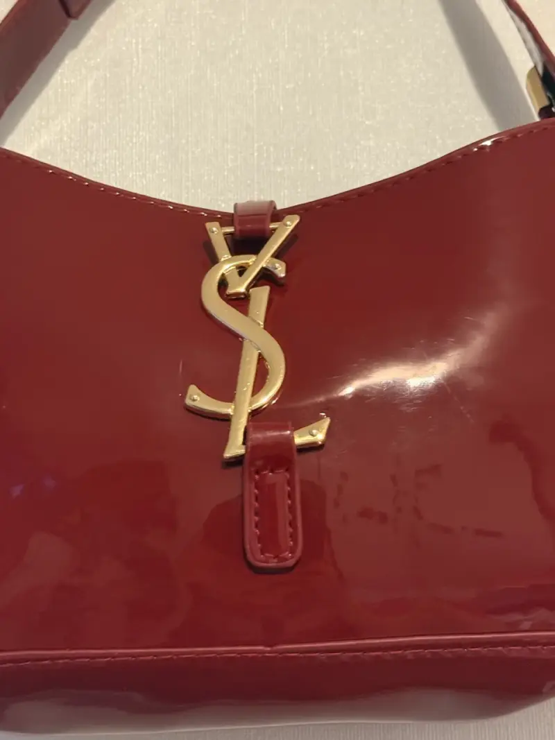 Cartera de cuero burdeos con logo dorado - 2