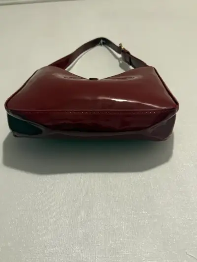 Cartera de cuero burdeos con logo dorado - miniatura 4