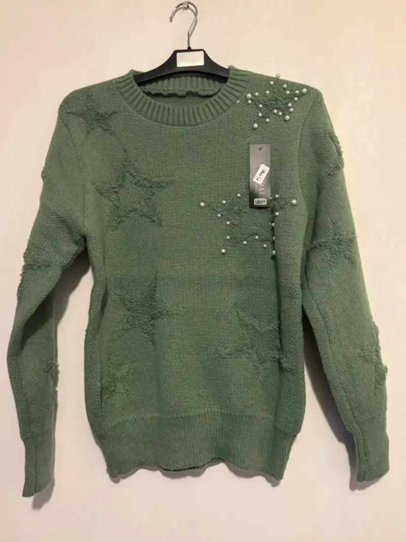 Suéter verde con perlas y estrellas - 1