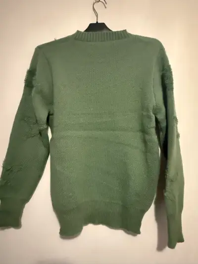 Suéter verde con perlas y estrellas - miniatura 2