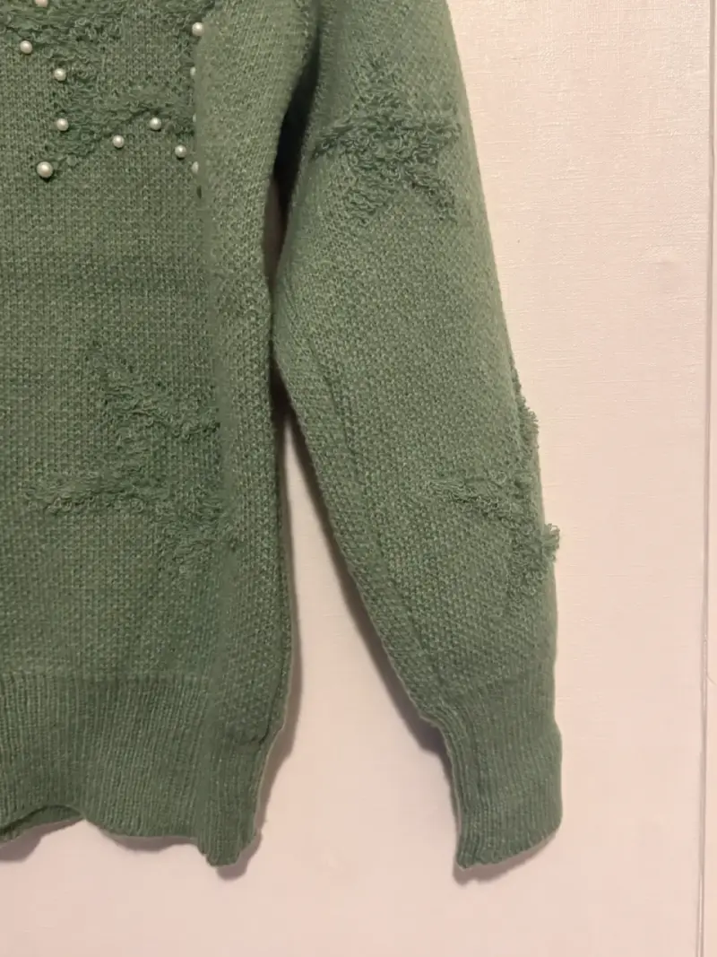 Suéter verde con perlas y estrellas - 3