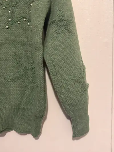 Suéter verde con perlas y estrellas - miniatura 3