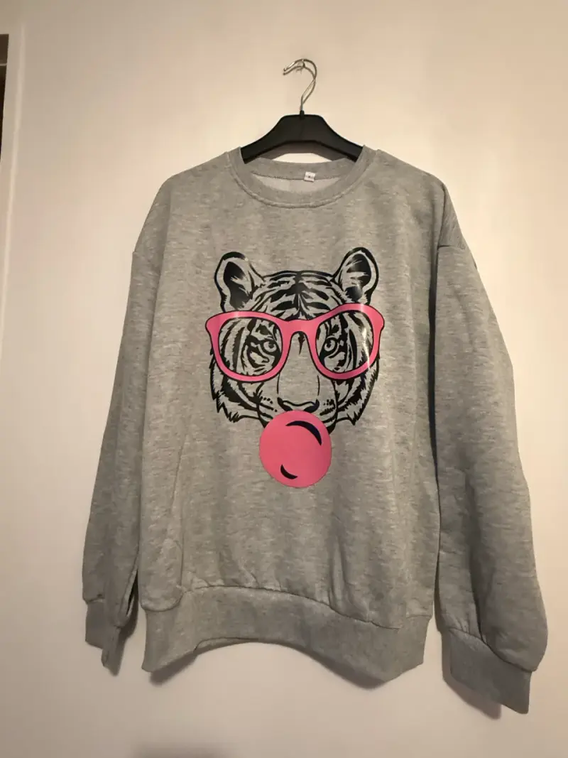 Polerón gris con diseño de tigre y gafas - 1