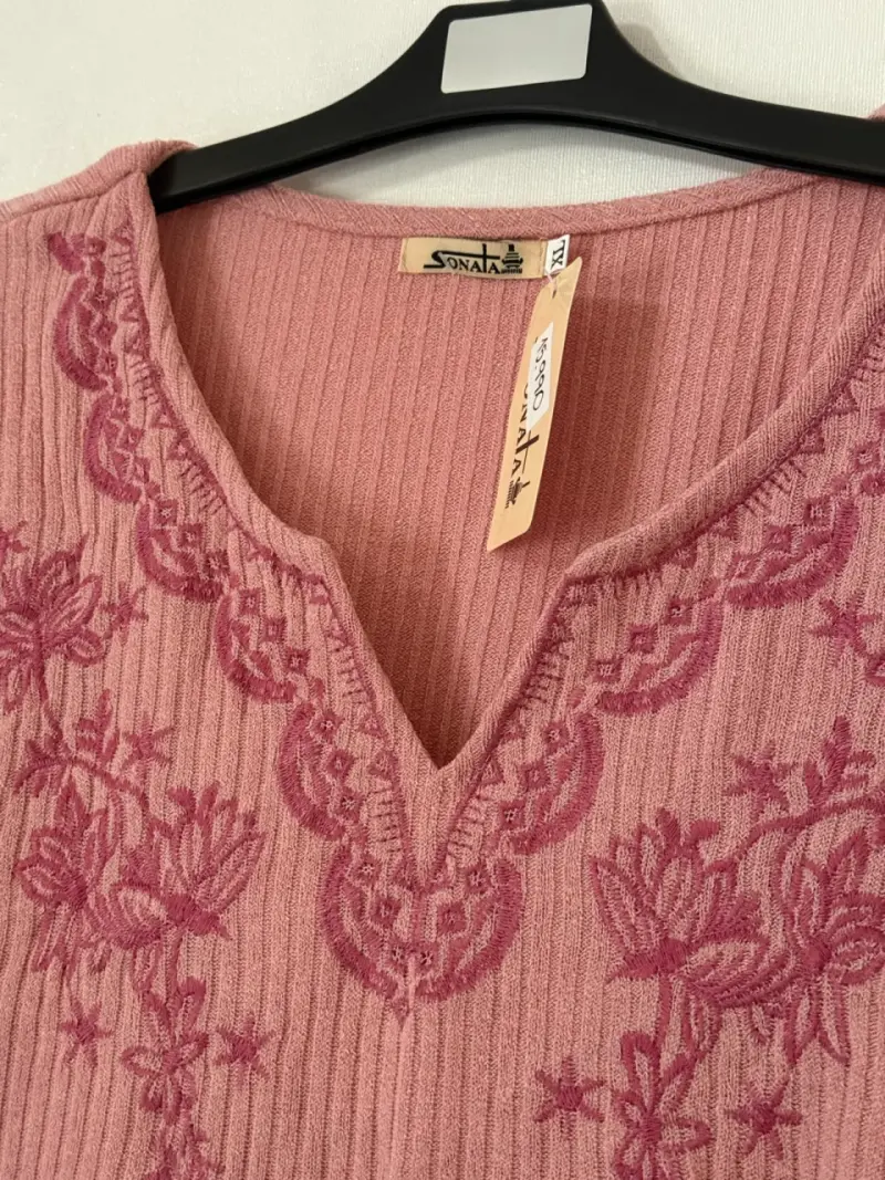 Suéter rosa con bordado floral - 2