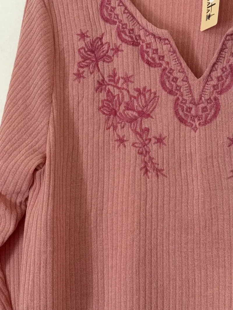 Suéter rosa con bordado floral - 3