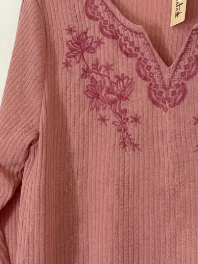 Suéter rosa con bordado floral - miniatura 3