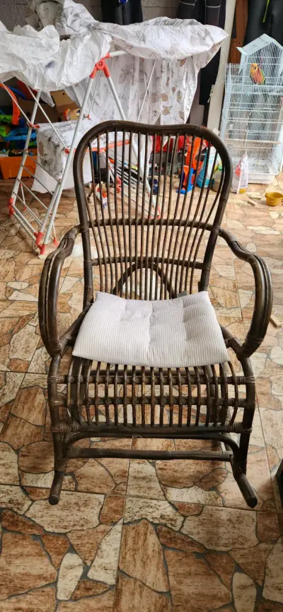 Silla mecedora de mimbre con cojín - miniatura 1