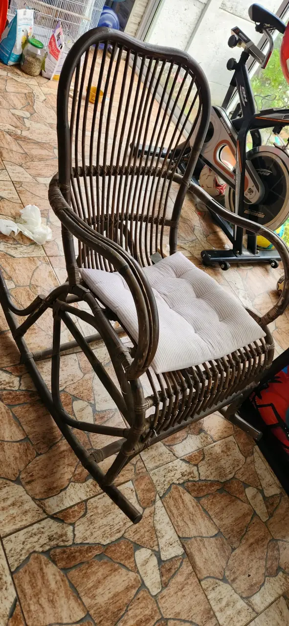 Silla mecedora de mimbre con cojín - 2