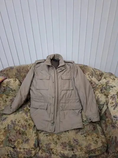 Chaqueta beige de invierno con bolsillos - miniatura 1