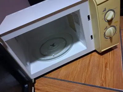 Microondas blanco con controles manuales - miniatura 1