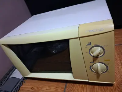 Microondas blanco con controles manuales - miniatura 2