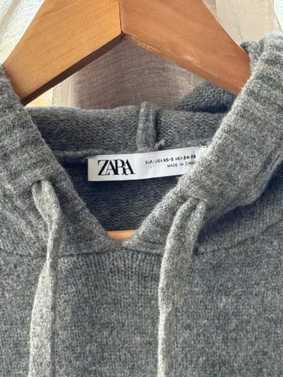 Chaleco gris con capucha Zara - miniatura 2