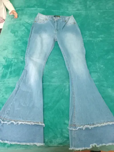 Jeans acampanados de mezclilla azul claro - miniatura 1