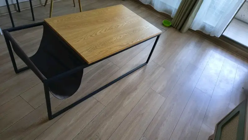 Mesa de centro moderna de madera y metal - 2