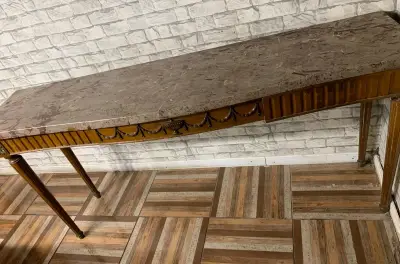 Arrimo de mármol vintage con detalles decorativos - miniatura 1