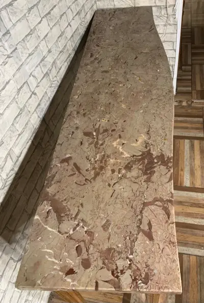 Arrimo de mármol vintage con detalles decorativos - miniatura 2