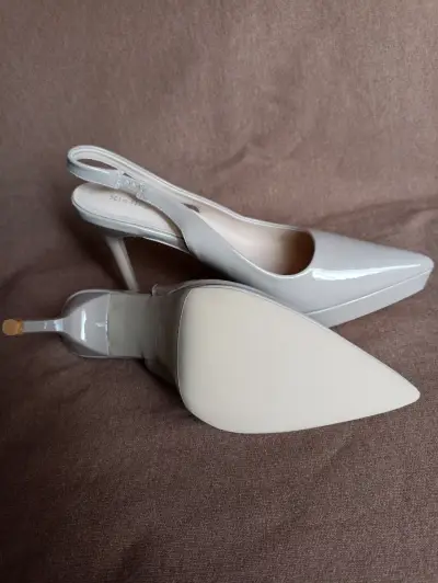 Zapatos de tacón beige con punta afilada - miniatura 1