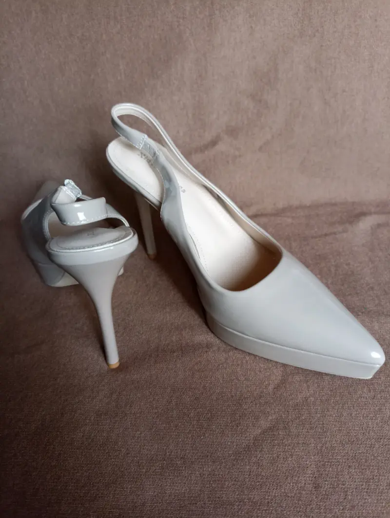 Zapatos de tacón beige con punta afilada - 2