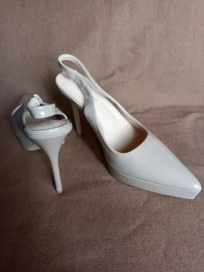 Zapatos de tacón beige con punta afilada - miniatura 2