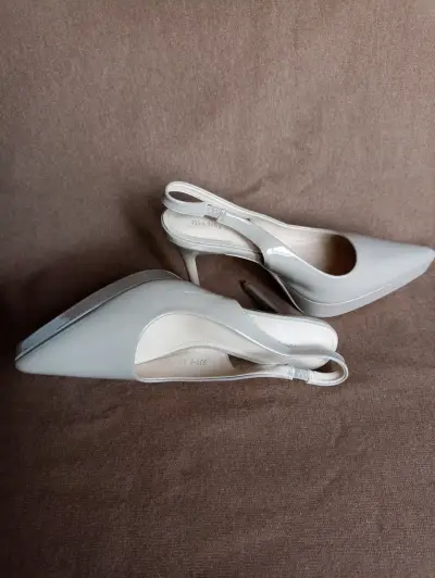 Zapatos de tacón beige con punta afilada - miniatura 3