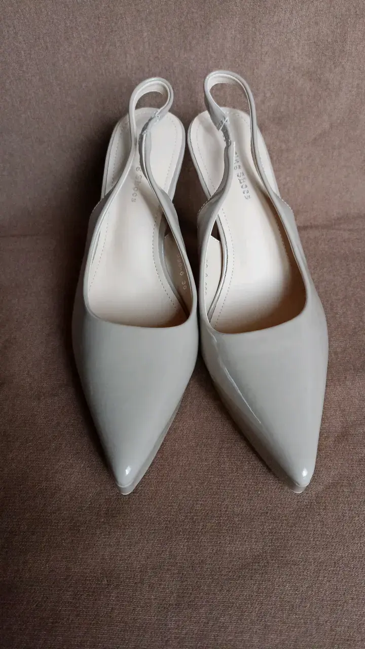 Zapatos de tacón beige con punta afilada - 4