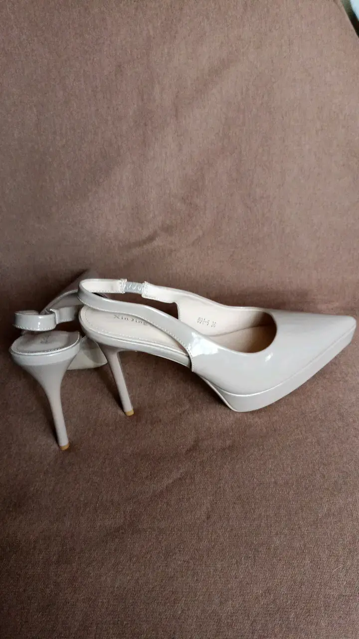 Zapatos de tacón beige con punta afilada - 5