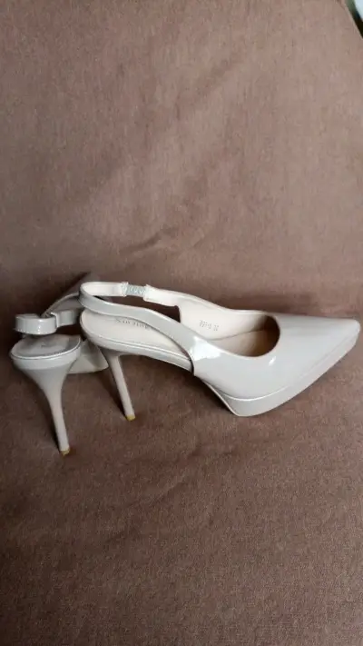 Zapatos de tacón beige con punta afilada - miniatura 5
