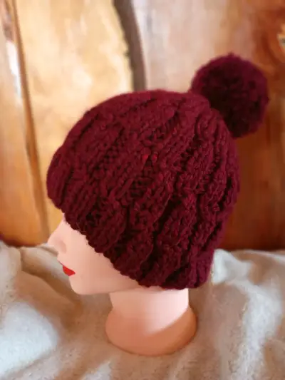 Gorro tejido burdeos con pompón - miniatura 1