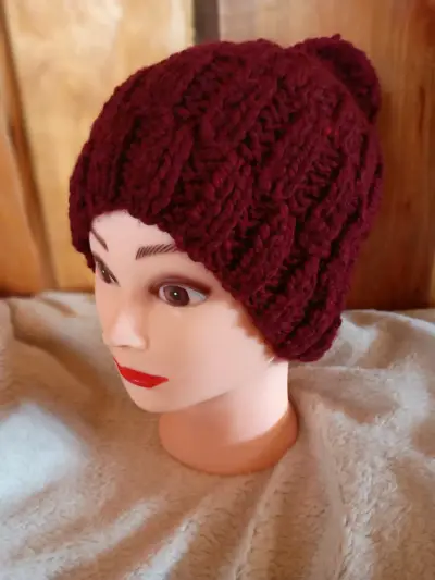 Gorro tejido burdeos con pompón - miniatura 2