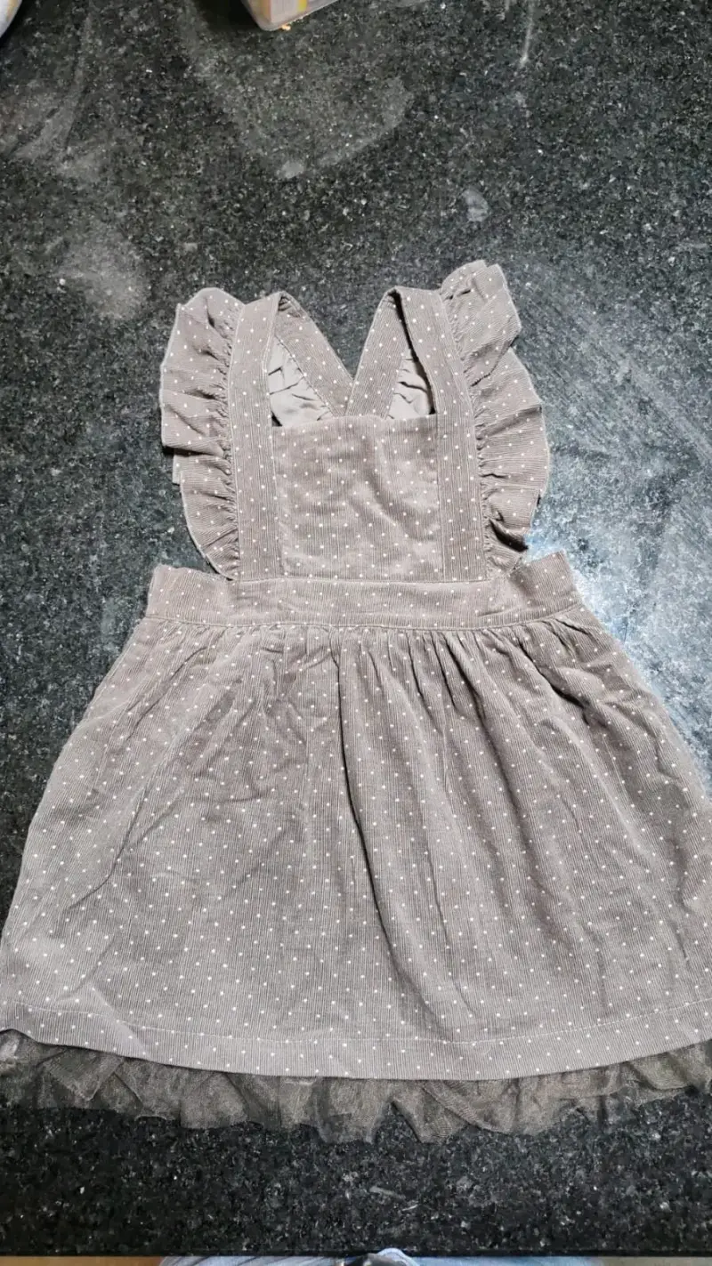 Vestido infantil con tirantes y volantes