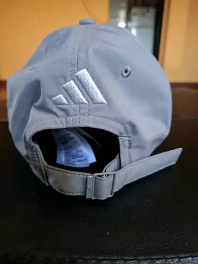 Gorra deportiva gris Adidas ajustable - miniatura 1