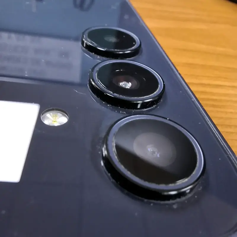 Smartphone con triple cámara trasera - 1