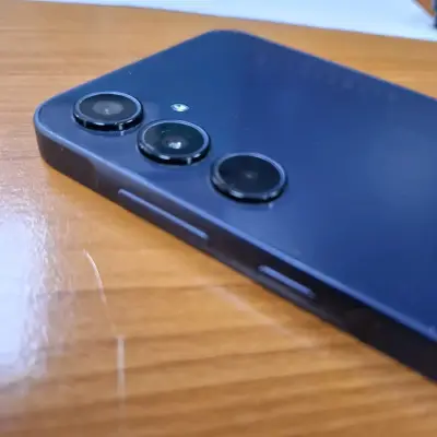 Smartphone con triple cámara trasera - miniatura 2