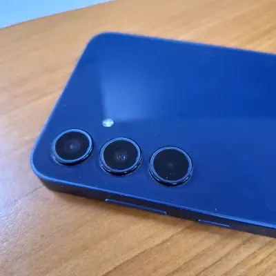 Smartphone con triple cámara trasera - miniatura 3