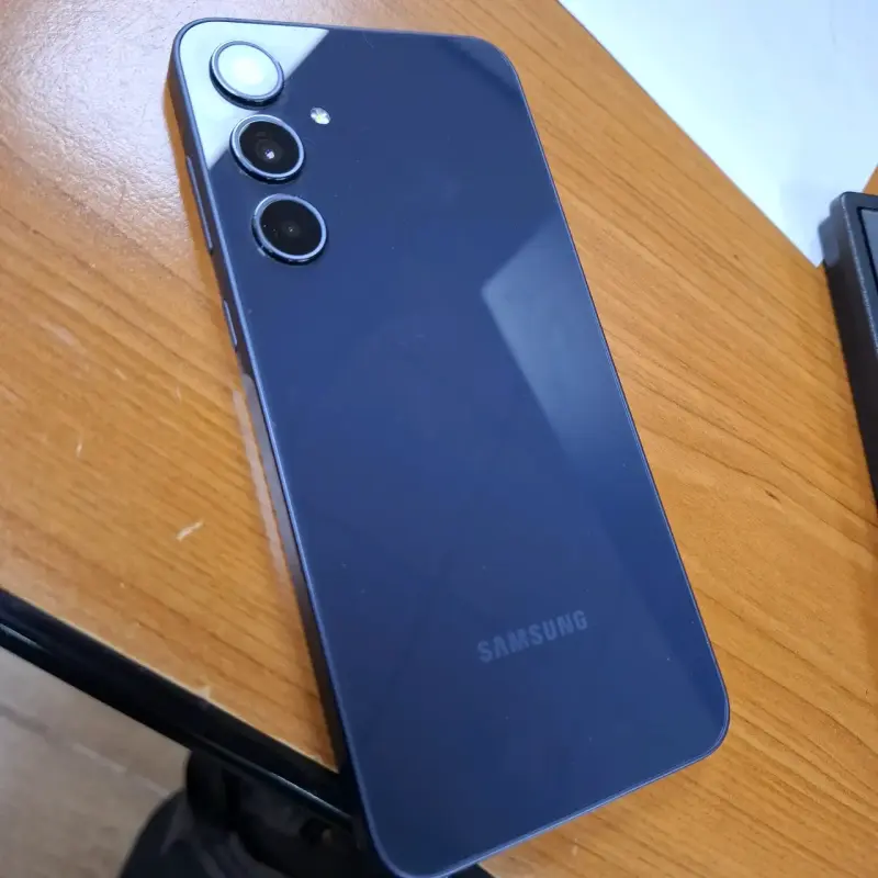 Smartphone con triple cámara trasera - 4