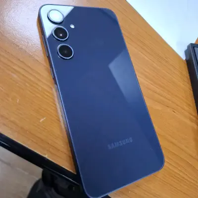 Smartphone con triple cámara trasera - miniatura 4