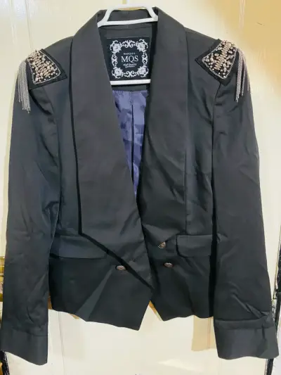 Blazer negro con hombreras decorativas - miniatura 1