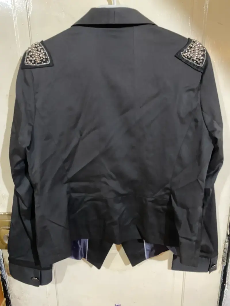 Blazer negro con hombreras decorativas - 2