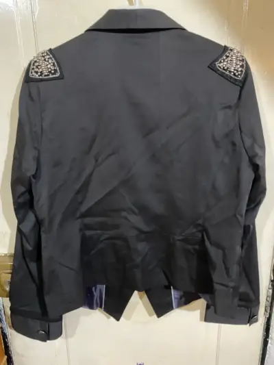 Blazer negro con hombreras decorativas - miniatura 2