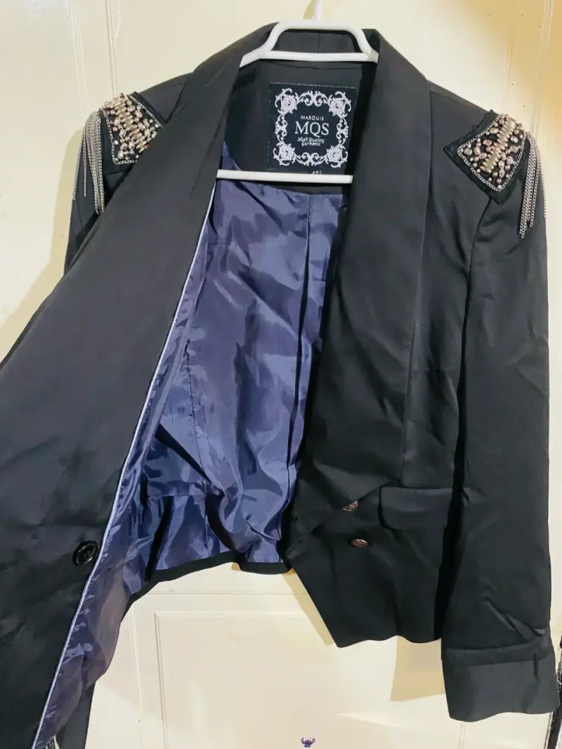 Blazer negro con hombreras decorativas - 4