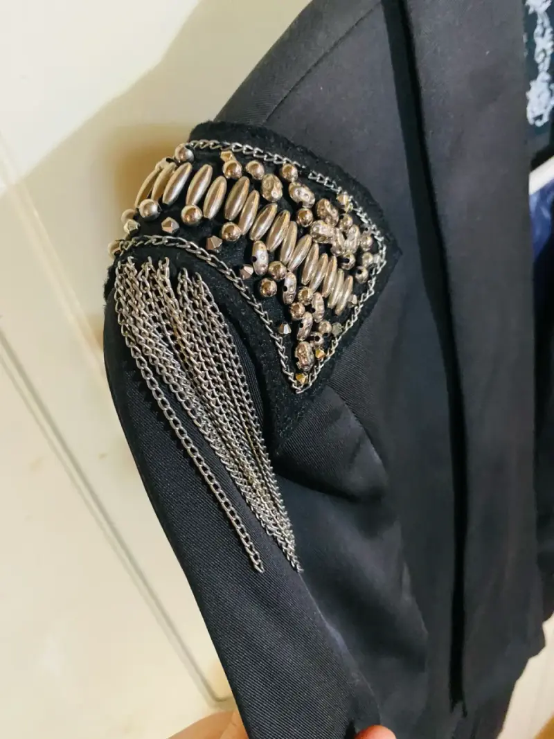 Blazer negro con hombreras decorativas - 5