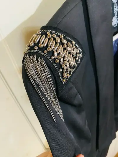 Blazer negro con hombreras decorativas - miniatura 5