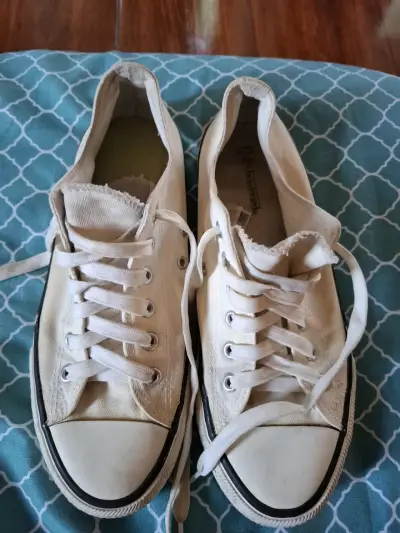 Zapatillas blancas de lona estilo casual - miniatura 1