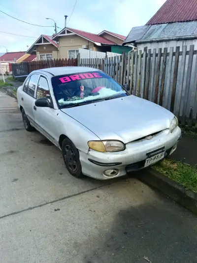 Auto sedán usado en buen estado - miniatura 1