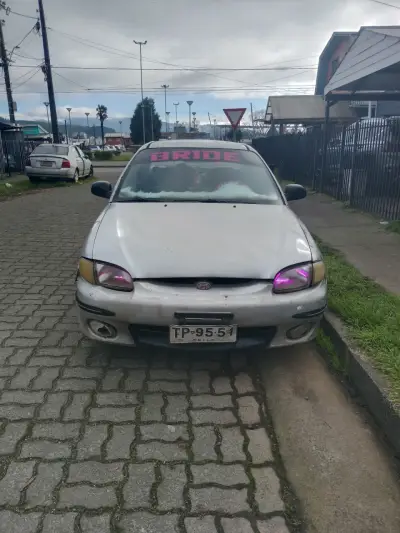Auto sedán usado en buen estado - miniatura 2