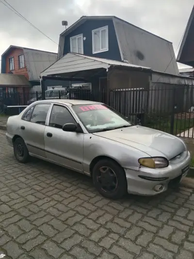 Auto sedán usado en buen estado - miniatura 3