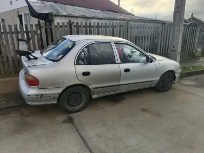Auto sedán usado en buen estado - miniatura 4