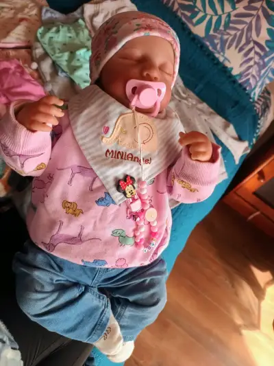 Muñeca reborn con chupete y gorro floral - miniatura 2