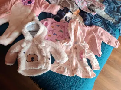 Muñeca reborn con chupete y gorro floral - miniatura 4
