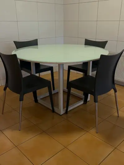 Mesa redonda de vidrio con sillas negras - miniatura 1